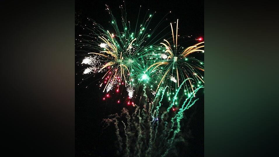 Die Fr&uuml;hjahrsdult 2017 in Landshut neigt sich dem Ende entgegen. Grund genug, noch einmal richtig in den Bierzelten zu feiern - abgerundet vom traditionellen Feuerwerk.