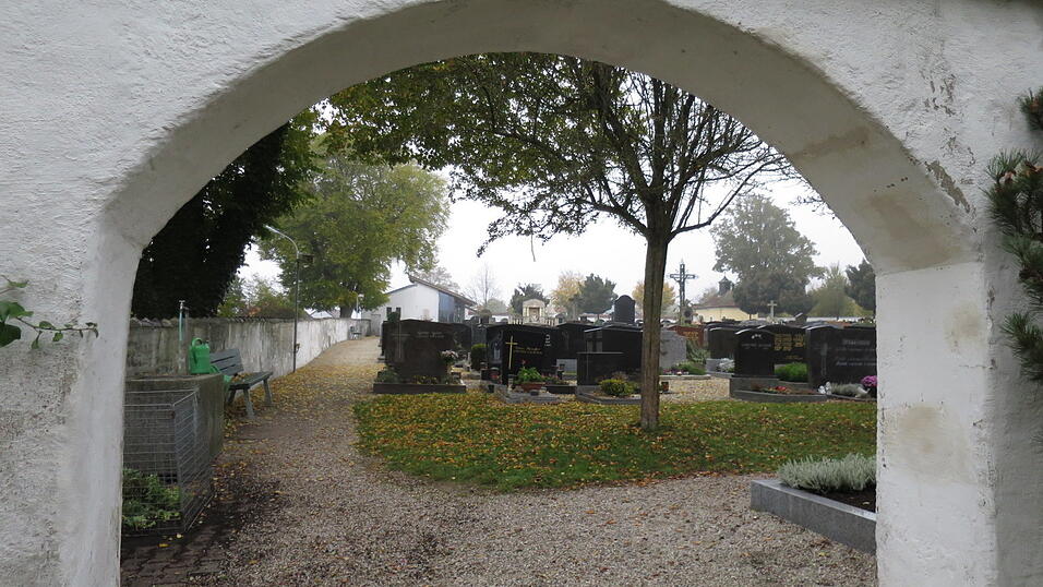 Blick in den Durchgang zwischen dem alten und den neuen W&ouml;rther Friedhof.