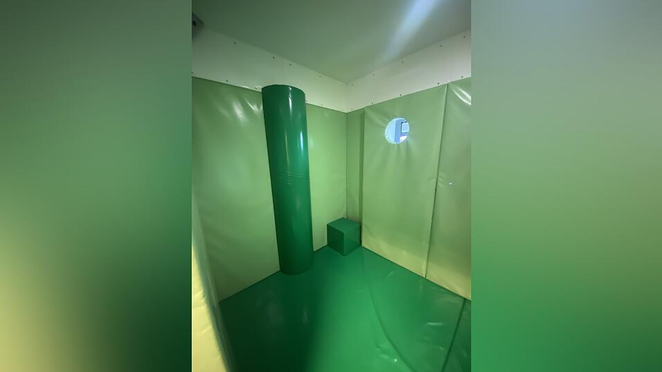 Patienten würden auch oft auf eigenen Wunsch hier reingelassen, um sich auszupowern. Dann bleibt die Tür offen und sie können so lange sie wollen gegen die Wand schlagen, ohne sich zu verletzen. Patienten würden auch oft auf eigenen Wunsch hier reingelassen, um sich auszupowern. Dann bleibt die Tür offen und sie können so lange sie wollen gegen die Wand schlagen, ohne sich zu verletzen.