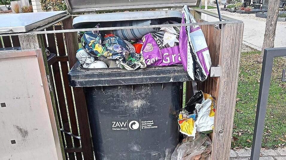 So sollen öffentliche Mülltonnen nicht aussehen. So sollen öffentliche Mülltonnen nicht aussehen.