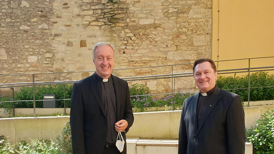 Der scheidende und der neue Generalvikar im Bistum Regensburg: Michael Fuchs (links) und Roland Batz. Der scheidende und der neue Generalvikar im Bistum Regensburg: Michael Fuchs (links) und Roland Batz.
