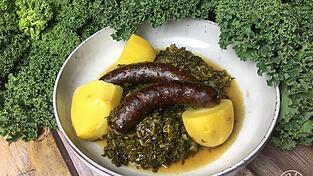 Grünkohl mit Pinkel (gemeint sind dabei geräucherte Grützwürste) ist vor allem in Norddeutschland ein Klassiker.