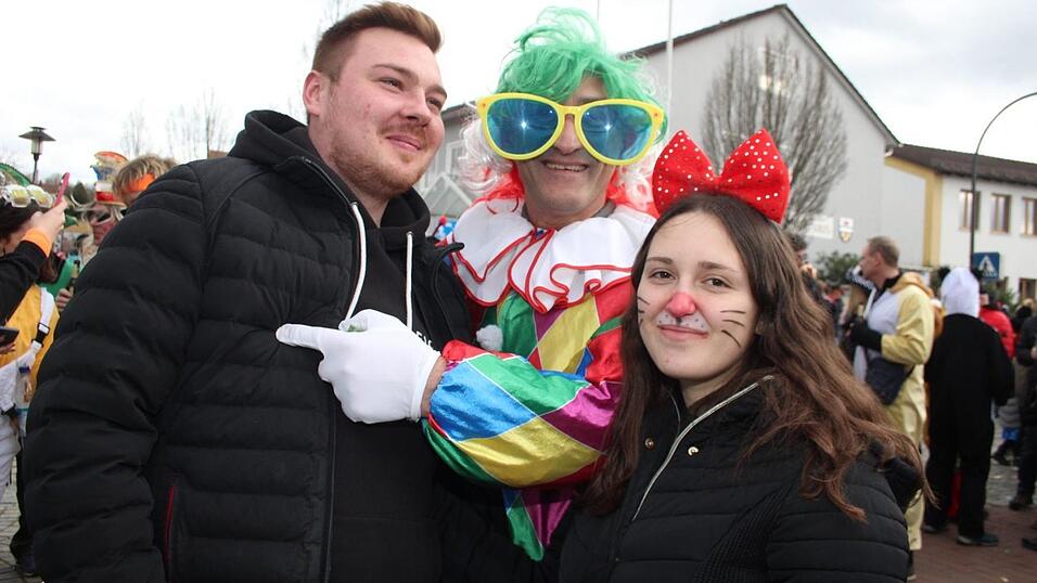 Viele Faschings-Fans haben sich am Samstag den Umzug in Langenbach angesehen. Viele Faschings-Fans haben sich am Samstag den Umzug in Langenbach angesehen.