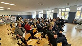 Mehr als 60 aktive und ehemalige Mitarbeiter und Ehrengäste blickten am Dienstag auf 50 Jahre Erziehungs-, Jugend- und Familienberatung zurück. Mehr als 60 aktive und ehemalige Mitarbeiter und Ehrengäste blickten am Dienstag auf 50 Jahre Erziehungs-, Jugend- und Familienberatung zurück.