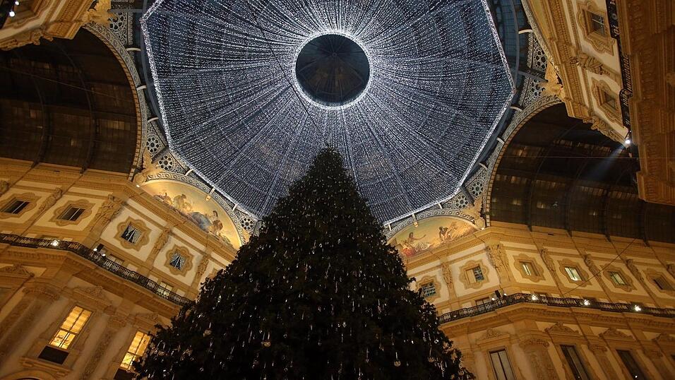 Moderne Inszenierung in Mailands berühmter Einkaufsgalerie: Der Weihnachtsbaum - hier im Dezember 2016 - wird glamourös mit LED-Lichtern beleuchtet und luxuriösen Ornamenten von Marken wie Cartier oder Swarovski verziert. (Archivbild) Moderne Inszenierung in Mailands berühmter Einkaufsgalerie: Der Weihnachtsbaum - hier im Dezember 2016 - wird glamourös mit LED-Lichtern beleuchtet und luxuriösen Ornamenten von Marken wie Cartier oder Swarovski verziert. (Archivbild)