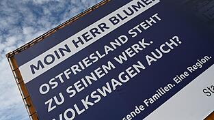 VW-Chef Blume wird in Emden mit einem Schriftzug und der Frage nach der Zukunft begr&uuml;&szlig;t.