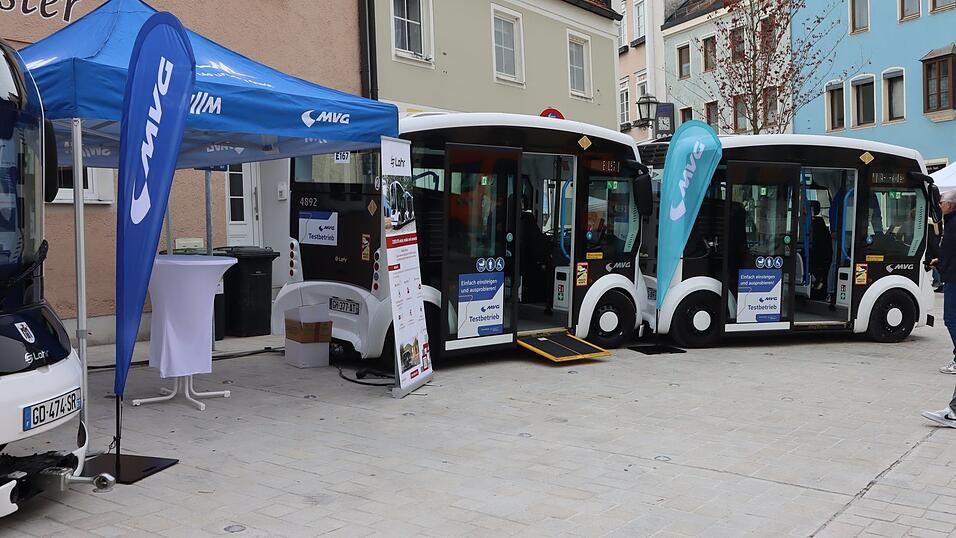 Die koppelbaren E-Kleinbusse befinden sich derzeit bei der MVG im Testbetrieb. Am Sonntag waren sie beim Mobilitätstag in Moosburg zu besichtigen. Die koppelbaren E-Kleinbusse befinden sich derzeit bei der MVG im Testbetrieb. Am Sonntag waren sie beim Mobilitätstag in Moosburg zu besichtigen.