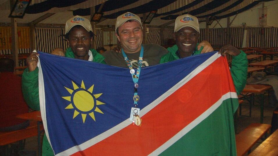 Armin Komma (Mitte) mit seinen afrikanischen Teamkollegen bei der Eisstock-WM 2012 in Oberbayern