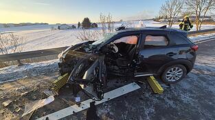Das Auto kollidierte mit einem Kleinbus.