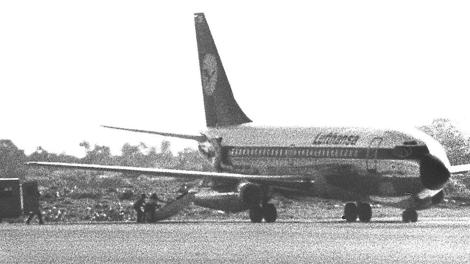 Die Lufthansa-Maschine 'Landshut' wurde am 13. Oktober 1977 entführt. Hier ist das Flugzeug in Mogadischu, der Hauptstadt von Somalia, zu sehen. Dort wurden die Insassen gerettet. Die Lufthansa-Maschine 'Landshut' wurde am 13. Oktober 1977 entführt. Hier ist das Flugzeug in Mogadischu, der Hauptstadt von Somalia, zu sehen. Dort wurden die Insassen gerettet.