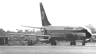 Die Lufthansa-Maschine 'Landshut' wurde am 13. Oktober 1977 entf&uuml;hrt. Hier ist das Flugzeug in Mogadischu, der Hauptstadt von Somalia, zu sehen. Dort wurden die Insassen gerettet.