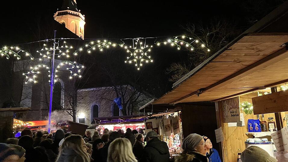 Rund ums Rathaus zaubert die stimmungsvolle Beleuchtung eine besondere Atmosph&auml;re.