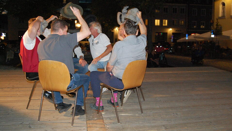 Der Huttanz war ein heiteres und besonderes Erlebnis. Der Huttanz war ein heiteres und besonderes Erlebnis.