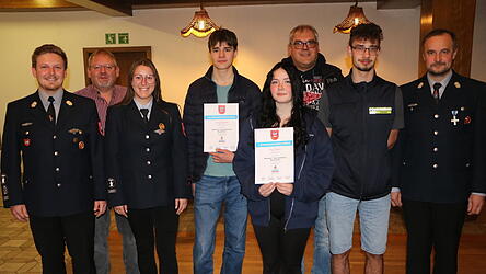 Mit der Bereitschaftsehrennadel wurden Lothar Rauscher und Thomas Drexler ausgezeichnet. Diana Hewelt und Vincent Bummer bekamen das Lehrgangszeugnis für eine modulare Truppausbildung.