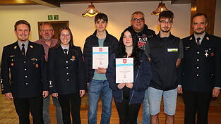 Mit der Bereitschaftsehrennadel wurden Lothar Rauscher und Thomas Drexler ausgezeichnet. Diana Hewelt und Vincent Bummer bekamen das Lehrgangszeugnis für eine modulare Truppausbildung.