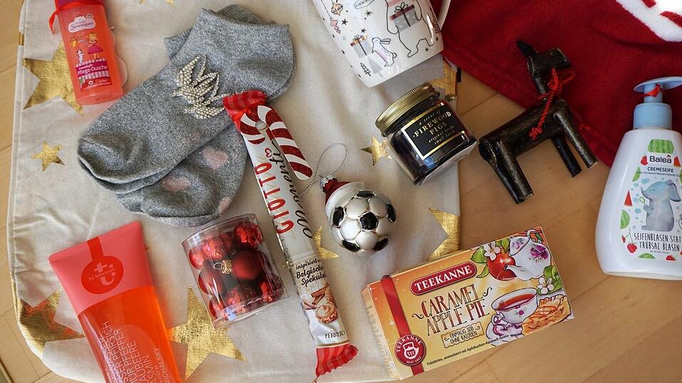 Tamara haben die Socken, die Windlichtgläser und die Kette aus Steffis Paket am besten gefallen. Tamara haben die Socken, die Windlichtgläser und die Kette aus Steffis Paket am besten gefallen.