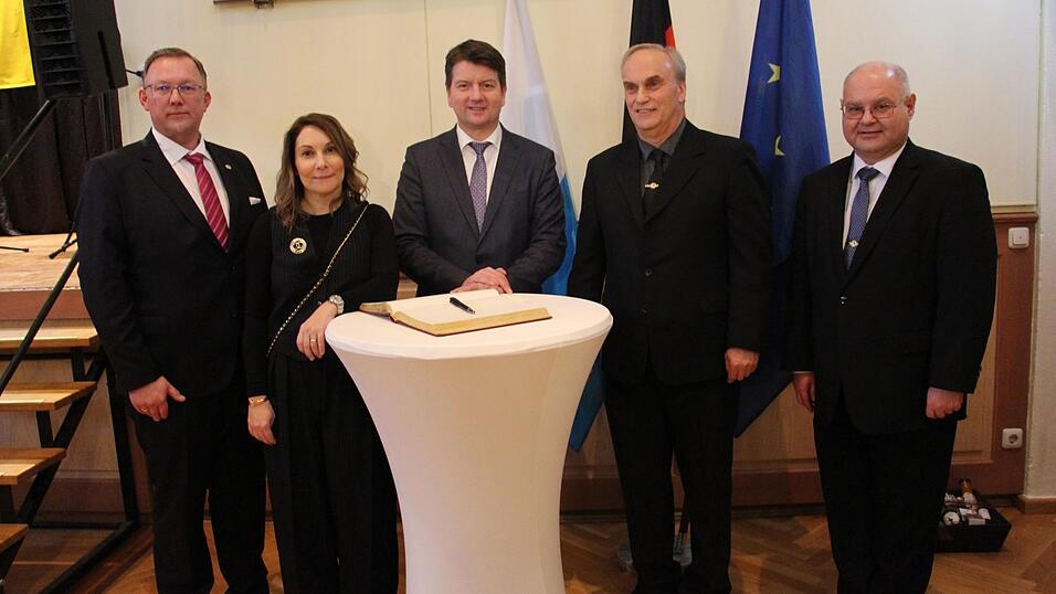 Beim Führungswechsel: Die Neuen: Werner Bauer (v.l.) und Karin Seidl, Festredner Innenstaatssekretär Sandro Kirchner , der scheidende Karlheinz Krämer und der Präsident des PVA Timo Payer. Beim Führungswechsel: Die Neuen: Werner Bauer (v.l.) und Karin Seidl, Festredner Innenstaatssekretär Sandro Kirchner , der scheidende Karlheinz Krämer und der Präsident des PVA Timo Payer.