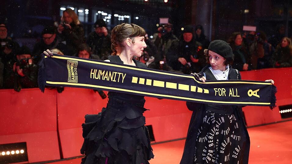 Die Schauspielerinnen Meret Becker und Anna Thalbach nutzen den roten Teppich, um auf die zivile Seenotrettung aufmerksam zu machen.