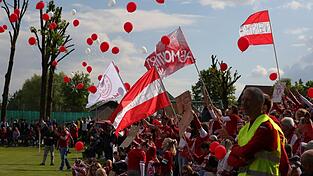 Bereits beim Einlaufen der Mannschaften stiegen Luftballons in den Himmel. Bereits beim Einlaufen der Mannschaften stiegen Luftballons in den Himmel.