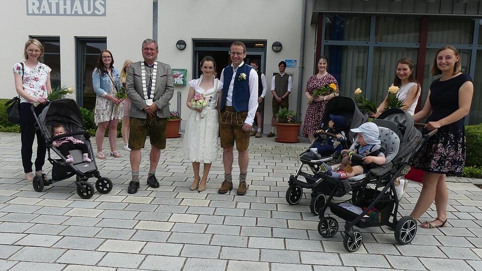 Das Brautpaar mit Bürgermeister Hans Laumer, Familienangehörigen und Verwandten sowie einigen Freundinnen der Braut. Das Brautpaar mit Bürgermeister Hans Laumer, Familienangehörigen und Verwandten sowie einigen Freundinnen der Braut.