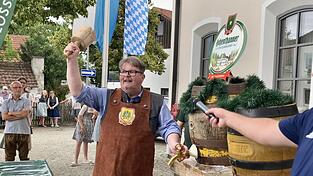 Bürgermeister Neubauer zapfte gekonnt an.