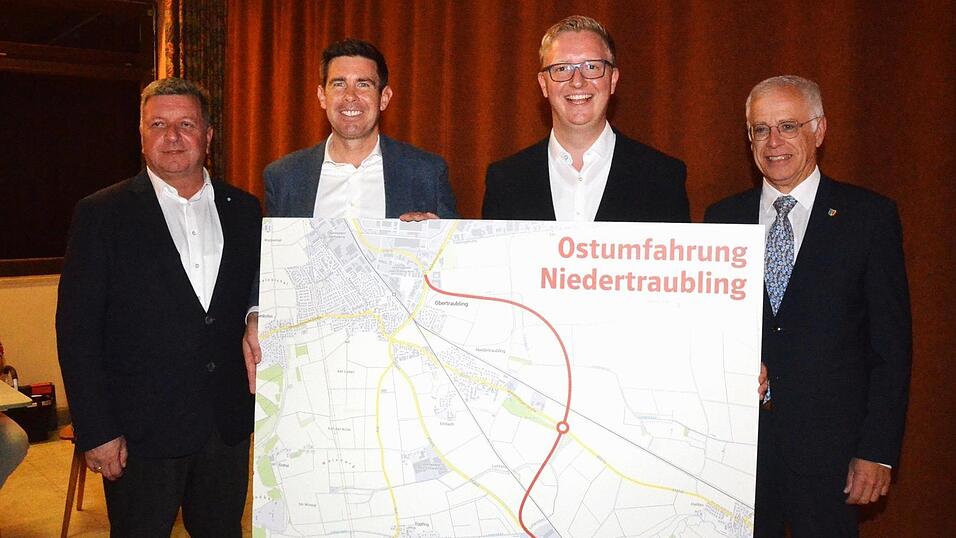 Sie präsentierten die geplante Ortsumfahrung: Christian Bernreiter, Patrick Grossmann, Simon Wagner und Wolfgang Hankofer (von links).