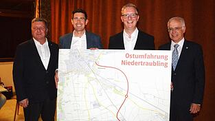 Sie präsentierten die geplante Ortsumfahrung: Christian Bernreiter, Patrick Grossmann, Simon Wagner und Wolfgang Hankofer (von links).
