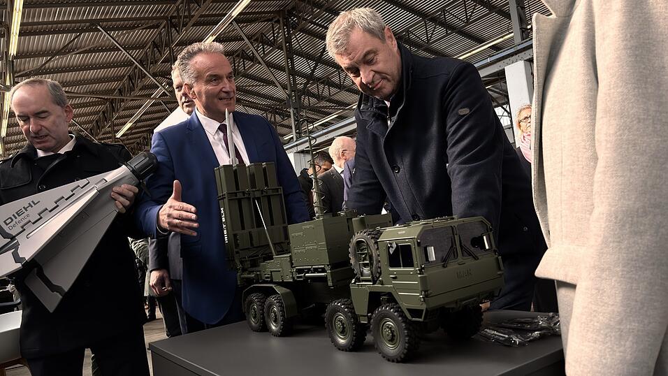 Sichtlich angetan von der Verteidigungstechnik: Hubert Aiwanger (l.) und Markus S&ouml;der (r.) mit Diehl-Defence-Gesch&auml;ftsf&uuml;hrer Helmut Rauch Fotos: