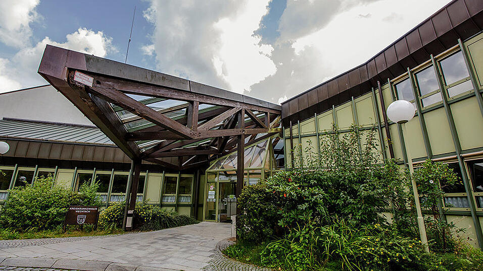 An den Arberlandklinken in Viechtach (Bild) und Zwiesel werden ab Montag, 3. Mai, zum ersten Mal seit längerer Zeit wieder Besuche zugelassen. Allerdings nur für bereits vollständig gegen Covid-19 geimpfte Personen.