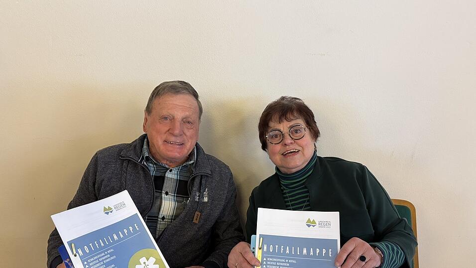 Kreisseniorenbeauftragte Christine Kreuzer und Teisnachs Seniorenbeauftragter Alfons Kasparbauer mit der Notfallmappe.