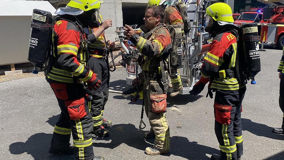 Insbesondere die Atemschutzger&auml;tetr&auml;ger hatten mit der Hitze zu k&auml;mpfen.