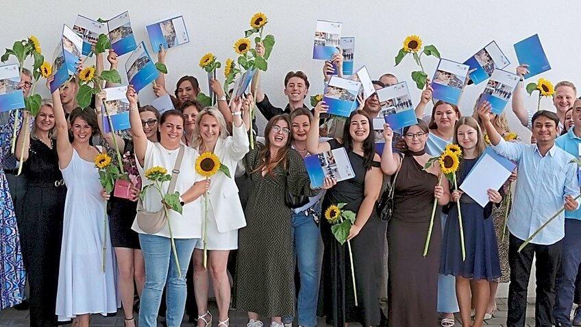 Strahlende Gesichter und fliegende Zeugnisse: 26 Auszubildende der Berufsfachschule für Krankenpflegehilfe feierten ihren Abschluss. Mit ihnen freuten sich Ivonne Sartor (Leiterin des BZG), Nicole Hoffmann (stellvertretende Pflegeleiterin am Klinikum Landkreis Erding), Georg Els (2. stellvertretender Landrat), Franziska Ratton (Kaufmännische Direktorin am Klinikum Landkreis Erding) und Thomas Lichtmannecker (stellvertretender Leiter des BZG). Strahlende Gesichter und fliegende Zeugnisse: 26 Auszubildende der Berufsfachschule für Krankenpflegehilfe feierten ihren Abschluss. Mit ihnen freuten sich Ivonne Sartor (Leiterin des BZG), Nicole Hoffmann (stellvertretende Pflegeleiterin am Klinikum Landkreis Erding), Georg Els (2. stellvertretender Landrat), Franziska Ratton (Kaufmännische Direktorin am Klinikum Landkreis Erding) und Thomas Lichtmannecker (stellvertretender Leiter des BZG).