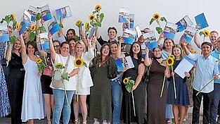 Strahlende Gesichter und fliegende Zeugnisse: 26 Auszubildende der Berufsfachschule für Krankenpflegehilfe feierten ihren Abschluss. Mit ihnen freuten sich Ivonne Sartor (Leiterin des BZG), Nicole Hoffmann (stellvertretende Pflegeleiterin am Klinikum Landkreis Erding), Georg Els (2. stellvertretender Landrat), Franziska Ratton (Kaufmännische Direktorin am Klinikum Landkreis Erding) und Thomas Lichtmannecker (stellvertretender Leiter des BZG). Strahlende Gesichter und fliegende Zeugnisse: 26 Auszubildende der Berufsfachschule für Krankenpflegehilfe feierten ihren Abschluss. Mit ihnen freuten sich Ivonne Sartor (Leiterin des BZG), Nicole Hoffmann (stellvertretende Pflegeleiterin am Klinikum Landkreis Erding), Georg Els (2. stellvertretender Landrat), Franziska Ratton (Kaufmännische Direktorin am Klinikum Landkreis Erding) und Thomas Lichtmannecker (stellvertretender Leiter des BZG).