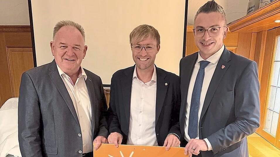 Landrat Christian Nerb (v.l.), Fraktionsvorsitzender Christian Hanika und der Vorsitzende der Kreisvereinigung, Dennis Diermeier. Landrat Christian Nerb (v.l.), Fraktionsvorsitzender Christian Hanika und der Vorsitzende der Kreisvereinigung, Dennis Diermeier.
