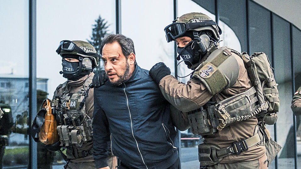 Pierre Manzano will eigentlich nur helfen, die Ursache des Blackouts zu finden, doch die Polizei glaubt ihm nicht.