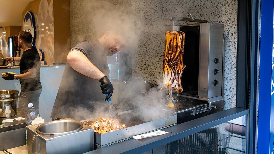 Wie ein herkömmlicher Döner wird der Calamari-Kebab am Spieß mariniert. Wie ein herkömmlicher Döner wird der Calamari-Kebab am Spieß mariniert.