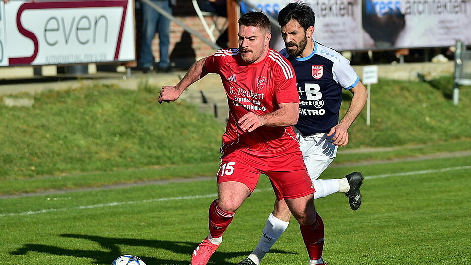 Der TSV Seebach mit Dominik Hauner (in rot) ist am Mittwoch beim 5:0 gegen Roding sehr dominant aufgetreten und will das am Sonntag beim Tabellenletzten in Regensburg wiederholen.