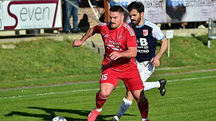 Der TSV Seebach mit Dominik Hauner (in rot) ist am Mittwoch beim 5:0 gegen Roding sehr dominant aufgetreten und will das am Sonntag beim Tabellenletzten in Regensburg wiederholen. Der TSV Seebach mit Dominik Hauner (in rot) ist am Mittwoch beim 5:0 gegen Roding sehr dominant aufgetreten und will das am Sonntag beim Tabellenletzten in Regensburg wiederholen.
