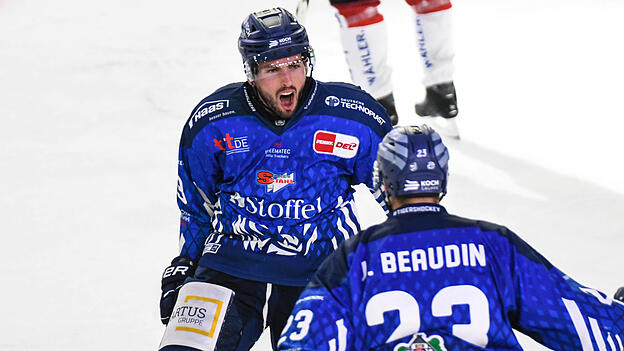 Spencer Kersten (links) jubelt mit JC Beaudin &uuml;ber sein Tor zum 3:2.&nbsp;