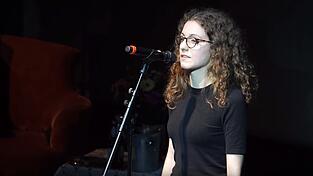 Mit ihrem Text 'Mathilda' rührt Slammerin Lucia Lucia ihre Zuhörer zu Tränen. Mit ihrem Text 'Mathilda' rührt Slammerin Lucia Lucia ihre Zuhörer zu Tränen.