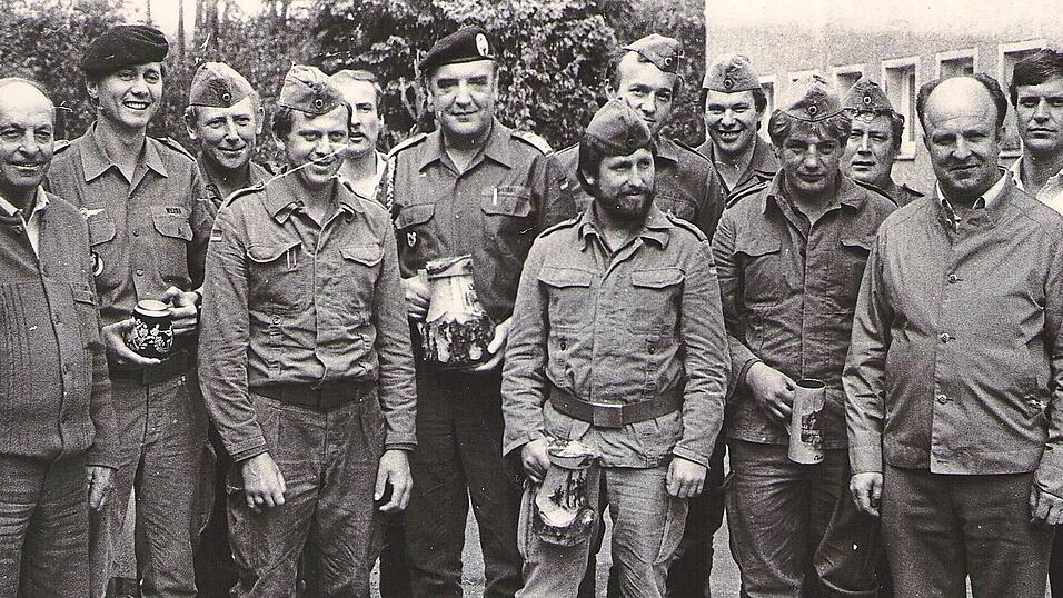 SuKK-Vorsitzender Xaver Pfeilschifter und Hauptmann Manfred Wei&szlig; (von links) freuten sich mit Reservistensprecher Max Daiminger (Vierter von links) und Spie&szlig; Felix Breiski (Sechster von links) &uuml;ber Veranstaltungen wie das Sch&uuml;tzenschnurschie&szlig;en.