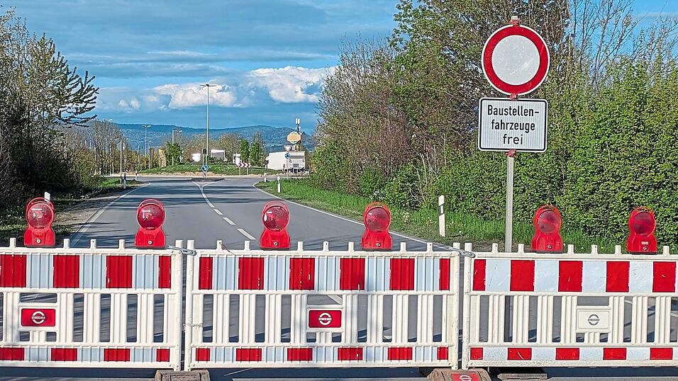 Kein Durchkommen hei&szlig;t es beim Globus-Kreisel an der Deggendorfer Stra&szlig;ein Plattling