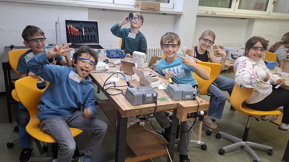 Die Kinder haben sichtlich Spaß am Projekt des Vereins Technik für Kinder. Die Mitterdorfer Grundschule sucht für das kommende Schuljahr neue Tutoren. Die Kinder haben sichtlich Spaß am Projekt des Vereins Technik für Kinder. Die Mitterdorfer Grundschule sucht für das kommende Schuljahr neue Tutoren.