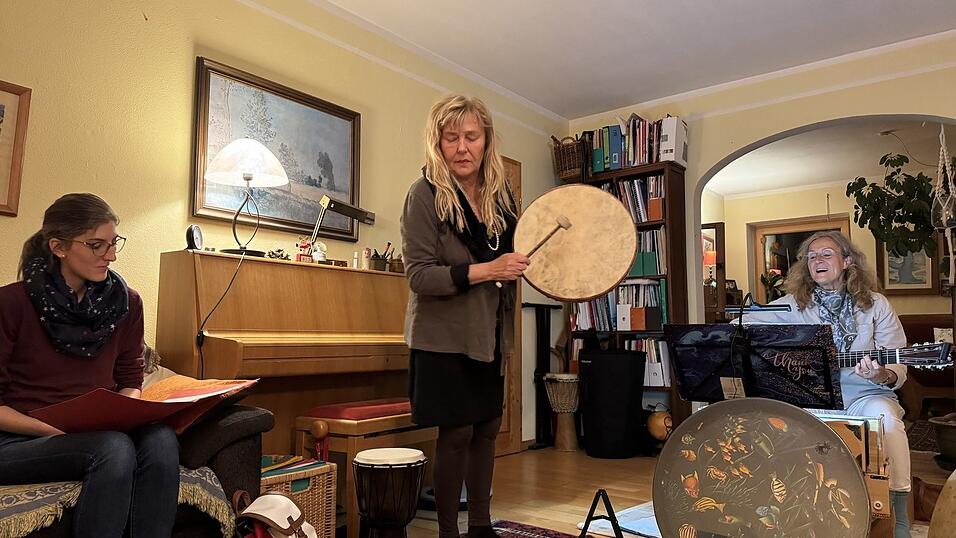 Johanna Treimer an der Gitarre. Jeder durfte sich ein Instrument seiner Wahl nehmen und mittrommeln.