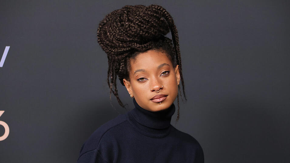 „petal rock black“ von Willow, erschienen bei Three Six Zero, verfügbar auf allen bekannten Streaming-Plattformen. „petal rock black“ von Willow, erschienen bei Three Six Zero, verfügbar auf allen bekannten Streaming-Plattformen.