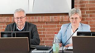 Landrat Josef Laumer und Kreisk&auml;mmerin Silke Raml (von links) bei der Sitzung. Dass die CSU den Haushalt ablehnt, war eine Premiere.