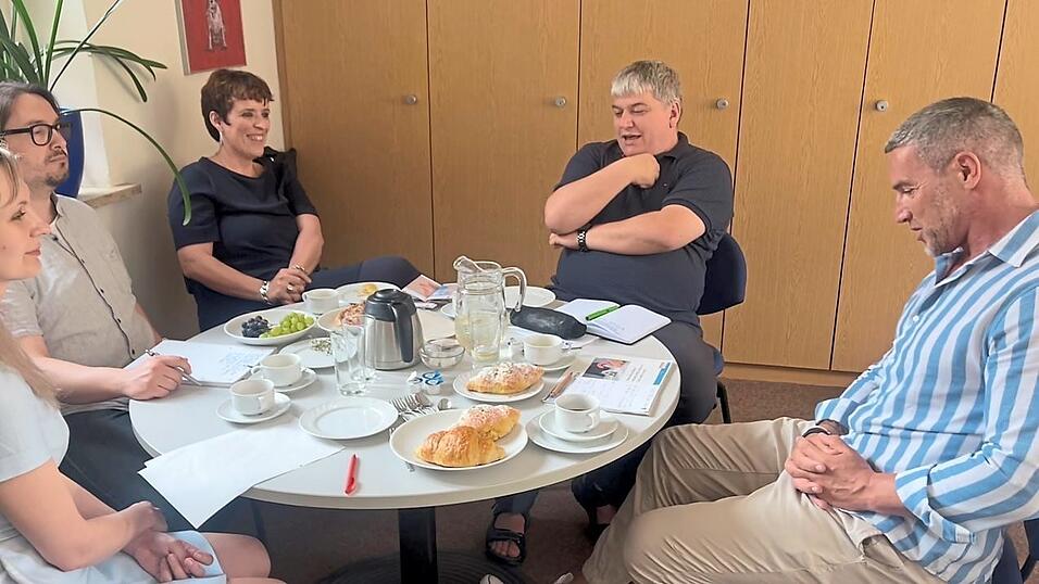 Stefan Schmidt (Grüne, Zweiter von rechts), suchte am Donnerstag das Gespräch mit den Verbraucherschützern Eva Traupe (Dritte von links), Christian Richter (rechts) und Marina Steinbrenner (links). Stefan Schmidt (Grüne, Zweiter von rechts), suchte am Donnerstag das Gespräch mit den Verbraucherschützern Eva Traupe (Dritte von links), Christian Richter (rechts) und Marina Steinbrenner (links).
