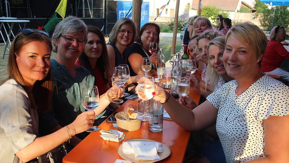 Die Besucher genossen den ersten Abend des Sommergartens auf der Mühleninsel. Die Besucher genossen den ersten Abend des Sommergartens auf der Mühleninsel.