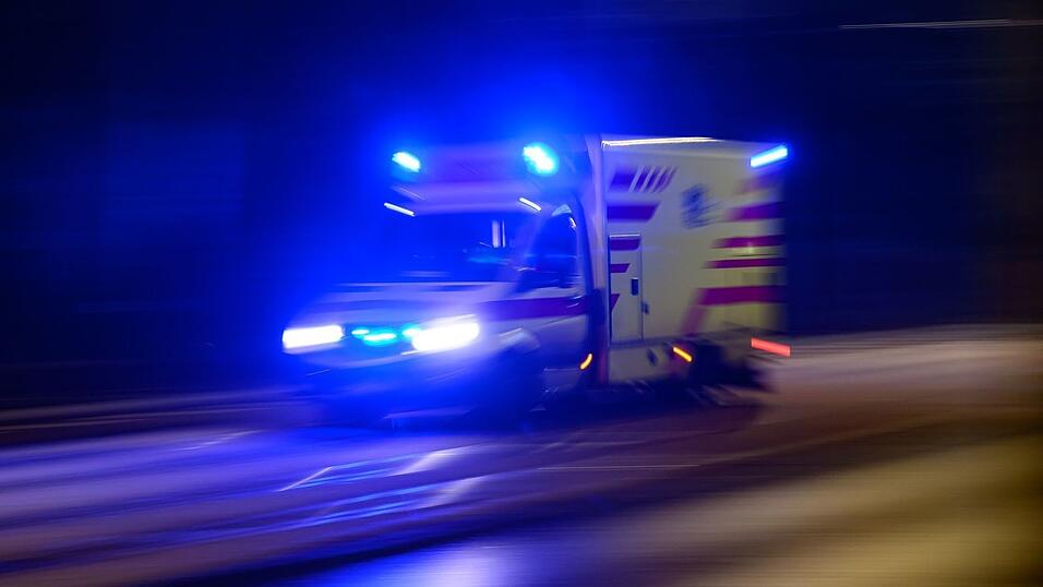 Ein Mann kam mit schweren Verletzungen ins Krankenhaus, ein weiterer mit leichten Verletzungen. (Symbolbild)