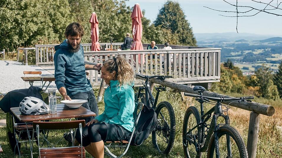 Pause am Landshuter Haus auf dem Gei&szlig;kopf im Landkreis Deggendorf. Hier k&ouml;nnen Wanderer und Freizeitbiker noch eine Brotzeit einnehmen. Doch das Wirtshaussterben beeintr&auml;chtigt auch die Tourismusbranche.